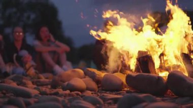 Arkadaşlarınla çakıl taşlı bir sahilde kamp ateşinde vakit geçirmek rahat bir açık hava ortamı yaratır. Bağları ve sıcaklığı teşvik eder. Tahvilleri gevşetmek ve güçlendirmek için mükemmeldir.