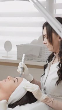Bu video sahnesinde, bir kadın tıbbi bir klinikte profesyonel bir estetik ameliyat geçirir. Bir sağlık uzmanı tedaviyi dikkatlice yönetir, hassasiyet ve bakımı vurgular.