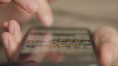 Bir akıllı telefon dokunmatik ekranı ile etkileşime giren, navigasyon ve uygulama kullanımı için teknolojinin kullanımını vurgulayan bir dizi yakın çekim görüntüsü. Teknoloji ve yaşam tarzı temaları için mükemmel.