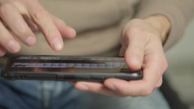 Video, tarayıcı ve mesajlaşma, modern telefon görevleri ve özellikleri vurgulamak, dijital teknolojinin uygulamalarını göstermek gibi faaliyetler için akıllı telefon kullanıldığını gösteriyor.