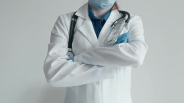 Sağlık hizmetleri uzmanı, tam sağlık kıyafeti giyen, sağlık alanında güven, bağlılık, güvenilirlik ve uzmanlık gösteren, kendini adamış bir bakıcının niteliklerini somutlaştıran,