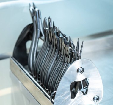 Fotoğrafta titizlikle hazırlanmış tıbbi prosedürler için hazırlanmış steril cerrahi aletler sunuluyor. Sağlık protokollerindeki doğruluk ve hijyenin altı çiziliyor.