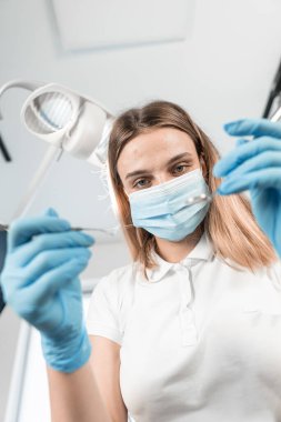 Diş hekimi hasta için profesyonel ağız temizliği yapar. Diş hekimi muayene sırasında dişlerin ve diş etlerinin durumunu dikkatle inceler. Diş hekimi kapsamlı bir yaklaşım sağlar.