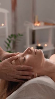 Mum ışığında sakin bir yüz masajı yapın, rahatlama ve ahengi sağlayın. Huzur ve rahatlık sunan huzurlu bir ortamda gençleşmenin mutlu bir anıdır.