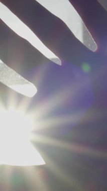 Video serisi, umut, sıcaklık ve gizemi sembolize eden, büyüleyici bir iyimserlik duygusu ve ruhani bir güzellikle hayret veren bir el siluetini gün ışığında tasvir ediyor.