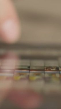 Bir akıllı telefon dokunmatik ekranı ile etkileşime giren, navigasyon ve uygulama kullanımı için teknolojinin kullanımını vurgulayan bir dizi yakın çekim görüntüsü. Teknoloji ve yaşam tarzı temaları için mükemmel.