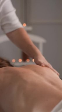 Profesyonel bir sırt masajının rahatlatıcı faydalarını tecrübe et. Terapistler gerginliği azaltmak ve rahatlamayı teşvik etmek için becerikli eller nazikçe çalışırlar. Stres atmak ve sağlıklı olmak için mükemmel..