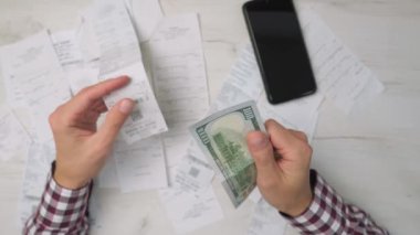 Kağıt makbuzları ve akıllı telefonlu nakit parayı organize etmek için. Kişisel veya ticari kullanım için mali yönetimi temsil eder, bütçe izleme, gider izleme ve mali planlamaya odaklanır