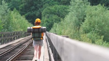 Bir yaz günü, kamp malzemeleriyle yalnız bir gezgin ormandaki bir demiryolu köprüsünde yürür, doğanın serüveninin ve huzurunun tadını çıkarır, özgürlüğün ve dışarıdaki güzelliğin tadını çıkarır.