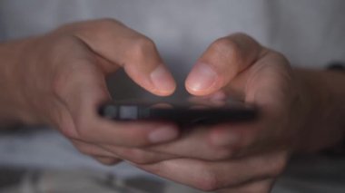 Fotoğraf, akıllı telefon kullanan birini göstererek, dijital çağda bağlantı ve iletişimin önemini vurguluyor. Günümüzde dijital çağda bağlı kalmanın altını çiziyor