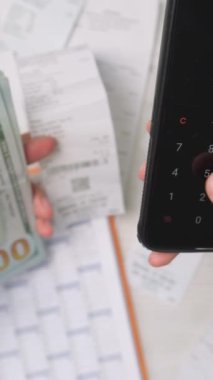 Elde nakit para ve cep telefonu ile birlikte geleneksel ve dijital finans yönetim sistemlerinin kusursuz bir karışımını gösteren görsel bir sunum