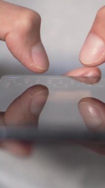 Bu yakın plan el ele tutuşan bir kredi kartı gösteriyor, sorunsuz bir cep telefonu ödemesi için hazır. Kart, günümüzde topluma uygun olarak benimsenen modern ödeme yöntemlerinin altını çizerek ışığı yansıtıyor.