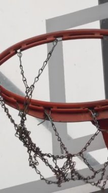 Bir basketbol potasının yakın plan çekimi hızla yaklaşan bir topun görüntüsü, basketbol heyecanının coşkulu özünü yakalıyor bir çok spor meraklısı heyecanla seviyor ve üzerine titriyor.