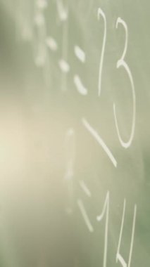 Yeşil bir karatahtaya el yazısıyla matematiksel denklemler yazan bir resim serisi. Eğitim içeriği, sınıf ayarları, matematik dersleri ve öğretmen kaynakları için ideal.