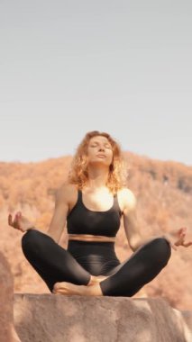Sonbaharda doğadaki fiziksel aktivite sağlıklı bir yaşam tarzının ve sağlıklı bir vücudun anahtarıdır. Yoga bir kadının doğanın sonbahar rengi arasında huzur ve konsantrasyon bulmasına yardımcı olur. Yüksek kaliteli FullHD görüntüler