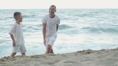 Sadık bir baba ve hayat dolu oğlu kumsalda keyifli vakit geçiriyorlar. Nazik dalgalarda neşeyle oynuyorlar ve sonsuza dek hatırlayacakları unutulmaz anılar yaratıyorlar.