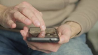 Videoda, yakın plan bir perspektif akıllı telefon kullanarak, teknolojiyi, uygulamaları, dijital etkileşimi ve izleyicilerin kolayca anlayabileceği dokunmatik özellikleri göstermenin harika bir yolunu gösteriyor.