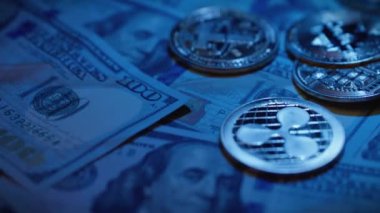 Masaya yerleştirilmiş çeşitli para birimleri, banknotlar ve madeni paralar. Parlak gök mavisi, elektrik mavisi renkler göze çarpıyor..