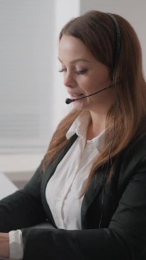 Kurumsal bir ortamda, kendini işine adamış bir kadın müşteri hizmetleri temsilcisi, iş yerinde birinci sınıf yardım sunarak profesyonelliğini ve konsantrasyonunu gösterir.