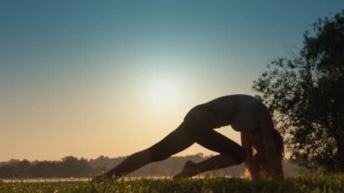 Yoga yaparak doğanın enerjisini ve canlılığını duyun. Temiz havada egzersiz yapmak sana yeni bir güç verir ve seni pozitiflikle suçlar. Yüksek kalite 4k görüntü