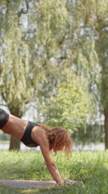 Yaz, sonbahar ve bahar, yetişkin bir kadının doğadaki uygunluğunu geliştirdiği zamanlardır. Dikey Video Yoga zihin ve beden arasında bir denge yaratır, rahatlamanıza ve eğlenmenize yardımcı olur.