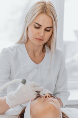 Vakum masajı ve RF kaldırma seansından sonra müşteri gergin, genç ve ışıl ışıl cildin anlık etkisinin tadını çıkarabilir. RF kaldırma sadece deriyi sıkmaz, aynı zamanda mükemmel bir hat oluşturur.