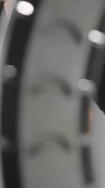 Bir makyaj sanatçısı, bir kadının kaşlarını şekillendirmek ve geliştirmek için titizlikle hassas araçlar kullanır. Profesyonel makyajda detaylara dikkat eder ve güzel sonuçlar elde etmek için tımar eder.