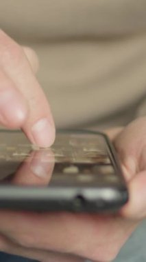 Videoda, yakın plan bir perspektif akıllı telefon kullanarak, teknolojiyi, uygulamaları, dijital etkileşimi ve izleyicilerin kolayca anlayabileceği dokunmatik özellikleri göstermenin harika bir yolunu gösteriyor.