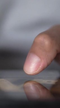 Yakın plan bir resim, bir kişinin elini tutarken ve akıllı telefon kullanırken, dijital bağlantıyı, modern iletişimi ve günlük hayatta her yerde cep telefonu teknolojisinin kullanımını vurguluyor..