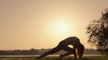 Yoga yaparak doğayla olan bağlantıyı derinleştiriyor. Açık bir alana daldırılmışken zihin ve beden huzurunu tecrübe edin. Bir sanatoryumda dinlenme ve iyileşme