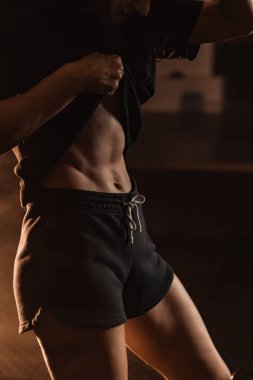 Bu güçlü çekim fitness ruhunu yakalar, heykeltraş edilmiş karın kasları ve güçlü bacakları gösterir, sağlık ve sağlık taşıyan çarpıcı ışıklandırmayla güçlendirilir, daha sağlıklı bir yaşam tarzına ilham verir.