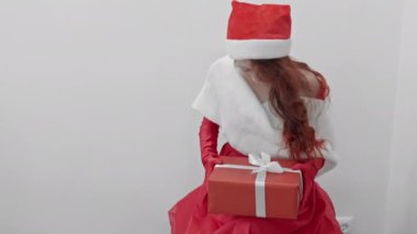 Noel 'in ve Yeni Yıl' ın büyüleyici sihrini, Noel neşesinin ve sevdiklerimizle birlikte sıcacık ve keyifli bir birliktelik yakalayan şenlikli hediyeler ve canlı dekorasyonlarla yaşayın.