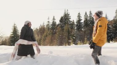 Sevgi dolu bir çift, kış tatilinin tadını çıkarır. Karla kaplı ağaçların arasında birbirine eşlik eder. Doğanın nefes kesen güzelliğini kucaklarken neşe ve bağlarını gösterirler.