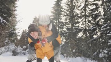 Neşeli bir çift, neşeli bir kış tatilinin zevklerinden zevk alır. Karlı manzaralar ve çarpıcı, görkemli ağaçlar arasında kahkahalar ve sevgiyi paylaşırken çarpıcı güzellikleri tamamen kucaklarlar.