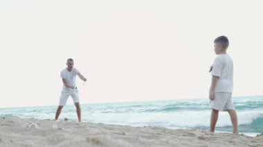 Sadık bir baba ve küçük oğlu sahilde harika vakit geçiriyorlar. Çeşitli aktivitelere katılıyorlar. Birlikte güneşin altında unutulmaz anlar yaratıyorlar.