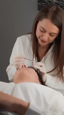 Mükemmel stil ve kirpik bakımı konusunda bir güzellik uzmanından faydalı tavsiyeler al. Her ipucu büyüleyici görünüş ve özgüvene doğru atılmış bir adımdır. Yüksek kaliteli FullHD görüntüler