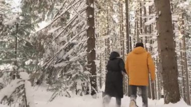 Karlı bir pikniğin, samimi yürüyüşlerin ve doğa güzelliğinin unutulmaz anlarının tadını çıkararak eşinizle kış büyüsünü kucaklayın. Bu sezon romantik bir tatil kaçışı için neşe ve bağlantı sunuyor.