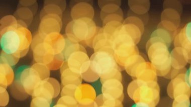 Bulanık bokeh ışıklarının sıcacık parıltısını kucakla, Noel ve yeni yılın coşkulu ruhunu yakalamak için mükemmel bir zemin, neşe saçmak ve unutulmaz anılar yaratmak için.