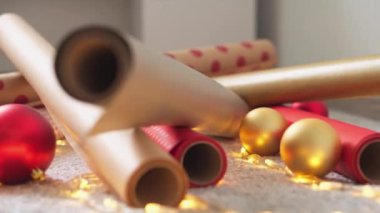Noel hediyelerinin neşeli dünyasını keşfedin. Canlı kağıtlar ve güzel aksesuarlarla sarın. Bu neşeli ve büyülü mevsim için bayram hediyesi ihtiyaçlarınızı karşılamak için mükemmeldir.