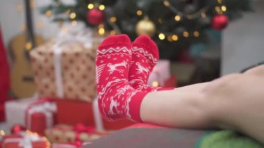 Noel neşesini coşkulu kırmızı çoraplarla kucaklayın, şenlikli desenler, sıcak ve neşeli bir atmosferde hediyelerle çevrili aile ve arkadaşlarla sıcak bir Noel kutlaması için mükemmel.