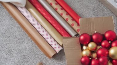 Bu sezonki bayram hediyelerinizi gerçekten özel yapmak için güzel dekoratif kağıt, aksesuar ve aksesuarlar gibi Noel paketleme malzemelerinin geniş bir yelpazesini keşfedin.