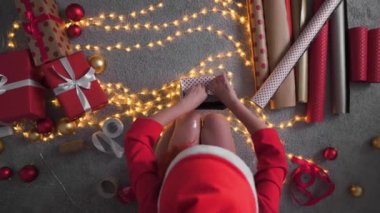 Güzel paketlenmiş hediyelerle, parlak süslemelerle ve parıldayan ışıklarla dolu sıcak bir tatil sahnesi hayal edin. Her yıl Noel ve yeni yıl kutlamalarının neşeli ruhunu yansıtıyor.