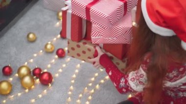 Noel 'in ve Yeni Yıl' ın neşesini güzel paketlenmiş hediyelerle, göz kamaştırıcı parıldayan ışıklarla ve tatil neşesinin gerçek özünü yansıtan sıcak bir şenlik atmosferiyle kucaklayın ve kutlayın.