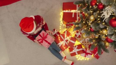 Yürek ısıtan bir sahne, Noel ruhunu yakalıyor, güzel süslenmiş bir ağaç, hediyeler, ve canlı bir atmosfer, sevdiklerimizle tatil sezonunu kutlamak için mükemmel.