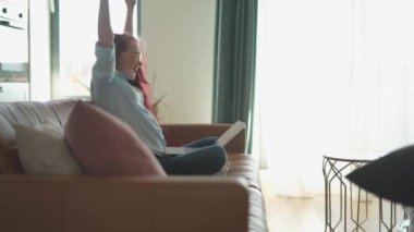 Genç bir profesyonel rahat rahat rahat rahat rahat rahat rahat rahat rahat rahat rahat rahat rahat rahat rahat rahat dizüstü bilgisayarı üzerinde çalışıyor. Bu da pozitif ve ilham verici bir ev ortamında dengeli bir iş hayatı yaklaşımının güzel bir örneği.