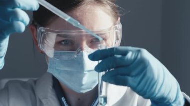 Kimya laboratuvarındaki ilaç firması tedavi ve tıp endüstrisi için yeni ilaçların geliştirilmesi üzerinde çalışıyor. Bir bilim adamı yeni bir çalışma için bir deney hazırlıyor. Aşı testi yüksek kalite