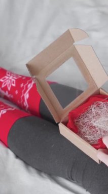 Noel 'in hazzını rahat çoraplarla, güzel dekorasyonlarla ve sevdiklerinizle geçireceğiniz güzel hediyelerle kucaklayın. Bu bayram sezonunun ruhunu kutlayın, kalıcı anılar yaratın.