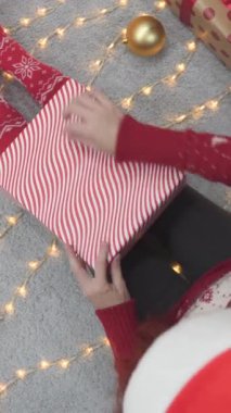 Kendi bahçesinden taze hasat: bir kadın gururla meyve ve sebzelerini sunar. Doğada sonbahar pikniği: kırmızı elbiseli bir kadın meyve festivali masasını düzenler. Yüksek kaliteli FullHD görüntüler