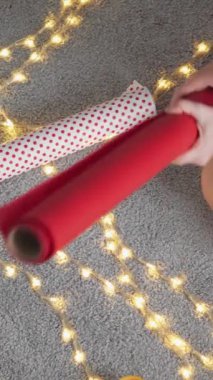 Noel 'in neşeli olayına hazırlanırken, Noel ruhunu güzel bir hediye paketiyle kucaklayın, evinizi süsleyen parıldayan ışıklar ve neşe getiren şenlikli süslemeler