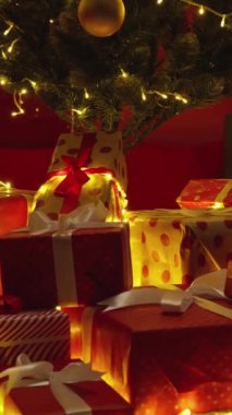 Süslü bir ağacın, renkli süslemelerin, hediyelerin ve parıldayan ışıkların olduğu canlı bir Noel düzeneği hayal edin. Neşeli kutlamalar ve bu sezon sevdiklerimizle uzun süreli anılar yaratmak için mükemmel bir ortam.
